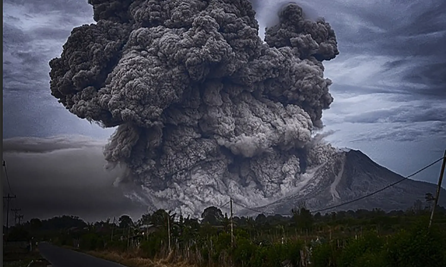 Jelaskan Dampak dari Aktivitas Erupsi Gunung Api bagi Manusia dan Flora Fauna
